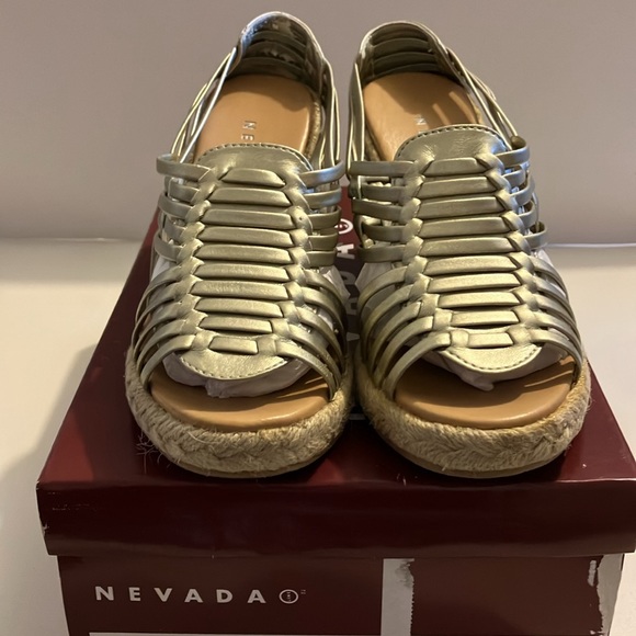 Nevada Ladies Golden Wedge sandals, Size 6M New in box - Picture 2 of 3